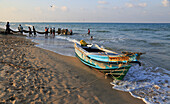 Traditioneller Fischfang, Netze schleppen, Nilavelli Beach, in der Nähe von Trincomalee, Ostprovinz, Sri Lanka, Asien