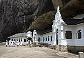 Menschen in der buddhistischen Tempelanlage der Dambulla-Höhle, Sri Lanka, Asien