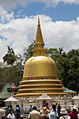 Menschen im buddhistischen Komplex Golden Stupa von Dambulla, Sri Lanka, Asien