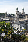 Blick auf den Dom zu Salzburg, Erzabtei / Stift St. Peter Salzburg und die Goldene Kugel, Österreich, Europa