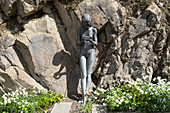 Frauen Statue im Garten für Verliebte in den Gärten von Schloss Trauttmansdorff, Meran, Südtirol, Italien, Europa
