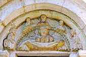 romanische Kirche St. Ulrich in Ainau bei Geisenfeld in Oberbayern in Deutschland: Portal-Tympanon mit Darstellung der armen Seelen in Abrahams Schoß