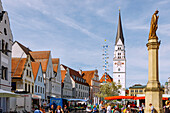 Hauptplatz mit gotischer Kirche St. Johannes Baptist, Maibaum, Mariensäule und Marktständen in Pfaffenhofen an der Ilm in Oberbayern in Deutschland