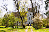Wasserschloss mit Gartenanlage in Reichertshausen im Landkreis Pfaffenhofen an der Ilm in Oberbayern in Deutschland
