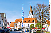 Stadtplatz von Vohburg an der Donau mit Kirche St. Anton und Maibaum in Oberbayern in Deutschland