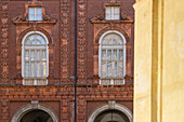 Fassade und Fenster des Palazzo Carignano, Turin, Piemont, Italien. Europa