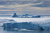 Eisberg im Kaeltenebel, Kangia Eisfjord, UNESCO Weltnaturerbe, Disko-Bucht, West-Groenland, Grönland