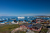 Kreuzfahrtschiff Grand Mistral zwischen Eisbergen, Ilulissat, Disko-Bucht, West-Groenland, Grönland