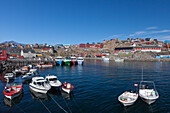 Fischerboote im Hafen von Uummannaq, Nord-Groenland, Grönland