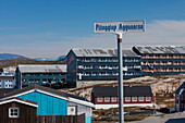 Wohnblock, Strassenschild, Ilulissat, Jakobshavn, Disko-Bucht, West-Groenland, Grönland
