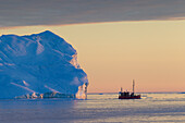 Touristenboot vor Eisbergen, Kangia Eisfjord, Disko-Bucht, UNESCO-Weltnaturerbe, West-Groenland, Grönland