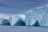 Eisberg mit Torbogen im Kangia Eisfjord, UNESCO Weltnaturerbe, Disko-Bucht, West-Groenland, Grönland