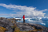 Tourist am Kangia Eisfjord, Weltnaturerbe, Disko-Bucht, West-Groenland, Grönland