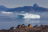 Bunte Haeuser und Eisberge, Uummannaq, Nord-Groenland, Grönland