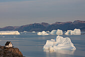 Haus und Eisberge, Uummannaq, Nord-Groenland, Grönland