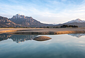 Blick auf die Wasser Gumpen im ausgetrockneten Forggensee, Bayern, Deutschland, Europa