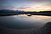 Wassergumpen im trockenen Forggensee bei Sonnenuntergang, Bayern, Deutschland, Europa