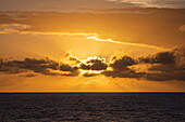 Dramatische Wolken bei Sonnenuntergang von Bord des Kreuzfahrtschiffes Vasco da Gama (nicko cruises) aus gesehen, auf See, Französisch-Polynesien, Südpazifik