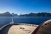 Vordeck des Kreuzfahrtschiffs Vasco da Gama (nicko cruises) vor der Opunohu-Bucht, Moorea, Inseln über dem Winde, Französisch-Polynesien, Südpazifik