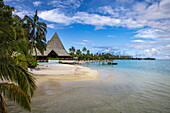 Strand und Restaurantgebäude des Sofitel Ia Ora Beach Resort, Moorea, Windward Islands, Französisch-Polynesien, Südpazifik