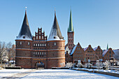  Holstentor in the snow, winter, Hanseatic City of Luebeck, Schleswig-Holstein, Germany 