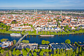 Blick auf die Altsadt und Kirchen von Luebeck, Hansestadt Lübeck, Schleswig-Holstein, Deutschland