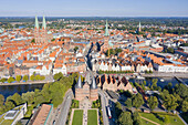 Blick auf das Holstentor und Kirchen von Luebeck, Hansestadt Lübeck, Schleswig-Holstein, Deutschland