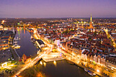 Abendlicher Blick auf die Altsadt und das Burgtor, Hansestadt Lübeck, Schleswig-Holstein, Deutschland