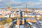 Blick auf das Holstentor und Kirchen von Luebeck, Hansestadt Lübeck, Schleswig-Holstein, Deutschland