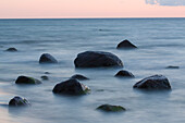 Steine an der Küste, Insel Rügen, Mecklenburg-Vorpommern, Deutschland