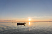 Boot in der Ostsee im Sonnenuntergang, Insel Rügen, Mecklenburg-Vorpommern, Deutschland
