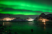 Polarlicht am Fjord, Lofoten, Norwegen