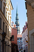  House facades in the old town, behind it St. Peter&#39;s Church, Riga, Latvia 