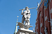 Heiliger Georg, steht auf der Fassade des Schwarzhäupterhauses, Riga, Lettland