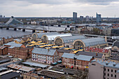 Blick von Akademie der Wissenschaften auf den Zentralmarkt, Moskauer Vorstadt, dahinter Nationalbibliothek, Hochhäuser, Fluss Daugava, Riga, Lettland