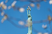 Freiheitsdenkmal, zeigt Milda, die drei goldene Sterne hält, Riga, Lettland
