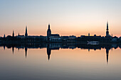 Sonnenaufgang am Fluss Daugava mit St. Jakobs-Kathedrale, Dom zu Riga und Petrikirche, Riga, Lettland