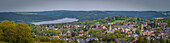 Blick über die Bergstadt Eibstock im westlichen Erzgebirge mit dem Stausee „Zwickauer Mulde“ im Hintergrund, Eibstock, Sachsen, Deutschland