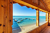 Ägypten, Rotes Meer, bei Hurghada, Insel Giftun, Strand in der Orange Bay, Strandcafe mit Tischen im Wasser