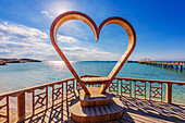 Ägypten, Rotes Meer, bei Hurghada, Insel Giftun, Strand in der Orange Bay, Kunstwerke im Strandcafe