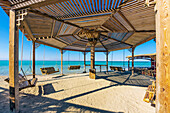 Ägypten, Rotes Meer, bei Hurghada, Insel Giftun, Strand in der Orange Bay mit Hängeschaukeln am Wasser