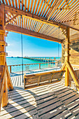 Ägypten, Rotes Meer, bei Hurghada, Insel Giftun, Blick auf den Strand in der Orange Bay und Schiffsschaukel im Strandcafe