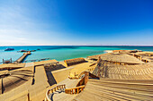 Ägypten, Rotes Meer, bei Hurghada, Insel Giftun, Blick auf den Strand in der Orange Bay, Strohdächer der Strandcafes von oben