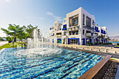 Springbrunnen und Einkaufszentrum in Ayla Marina Village, Akaba am Roten Meer, Jordanien, Arabische Halbinsel, Vorderasien