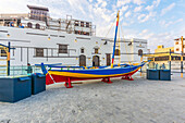 Buntes Boot am Ufer vor der Altstadt, Yanbuʿ al-Bahr, Yanbo, Yambo, oder Yenbo, Hafen am Roten Meer, Provinz Medina, Saudi Arabien, Arabische Halbinsel