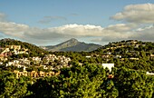 Villen und Apartmenthäuser an der Costa de la Calma, im Hintergrund das Tramuntana-Gebirge, Santa Ponca, Mallorca, Spanien