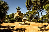 Spätmittelalterlicher Wehrturm der Burg Punta d'es Castellot im Garten der Seniorenresidenz Es Castellot, Santa Ponca, Mallorca, Spanien