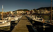Bootssteg mit Jachten, Seepromenade von Port d´Andratx, Mallorca, Spanien