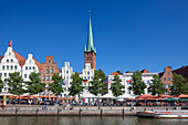  Old town houses and St. Petri Church on the Obertrave, Hanseatic City of Luebeck, Schleswig-Holstein, Germany 
