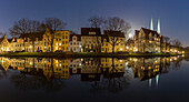  Old town houses on the Obertrave in the evening, Hanseatic City of Luebeck, Schleswig-Holstein, Germany 